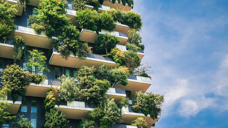 Green Futuristic Skyscraper Bosco Verticale, Vertical Forest Apa