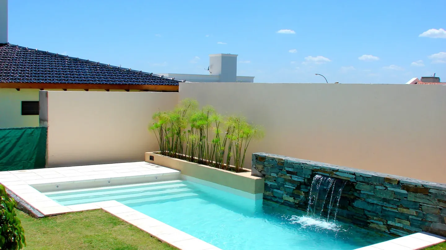 piscina en un jardín pequeño