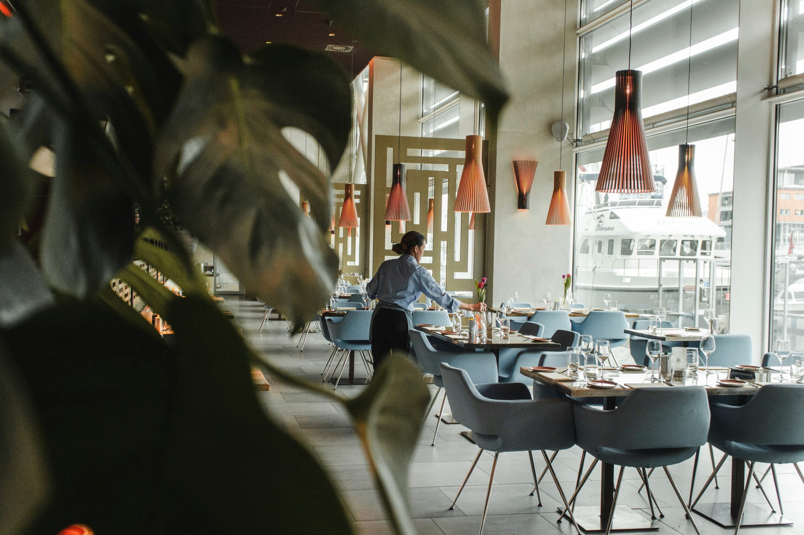 Limpieza de hoteles: equipo profesional en zona común